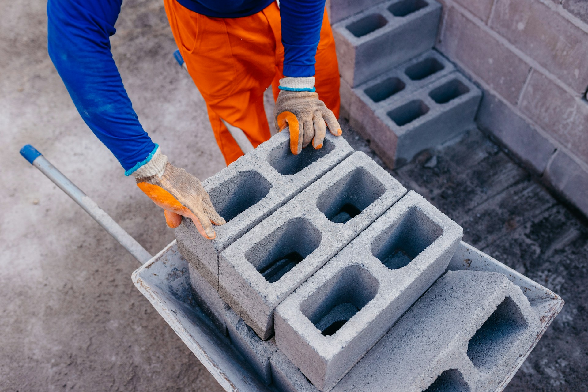 Tips For Resurfacing Deteriorated Concrete Blocks