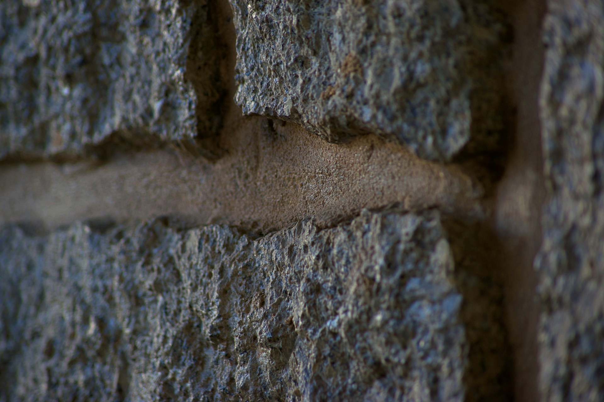 Why Curved Concrete Block Designs Reduce Edge Breaking