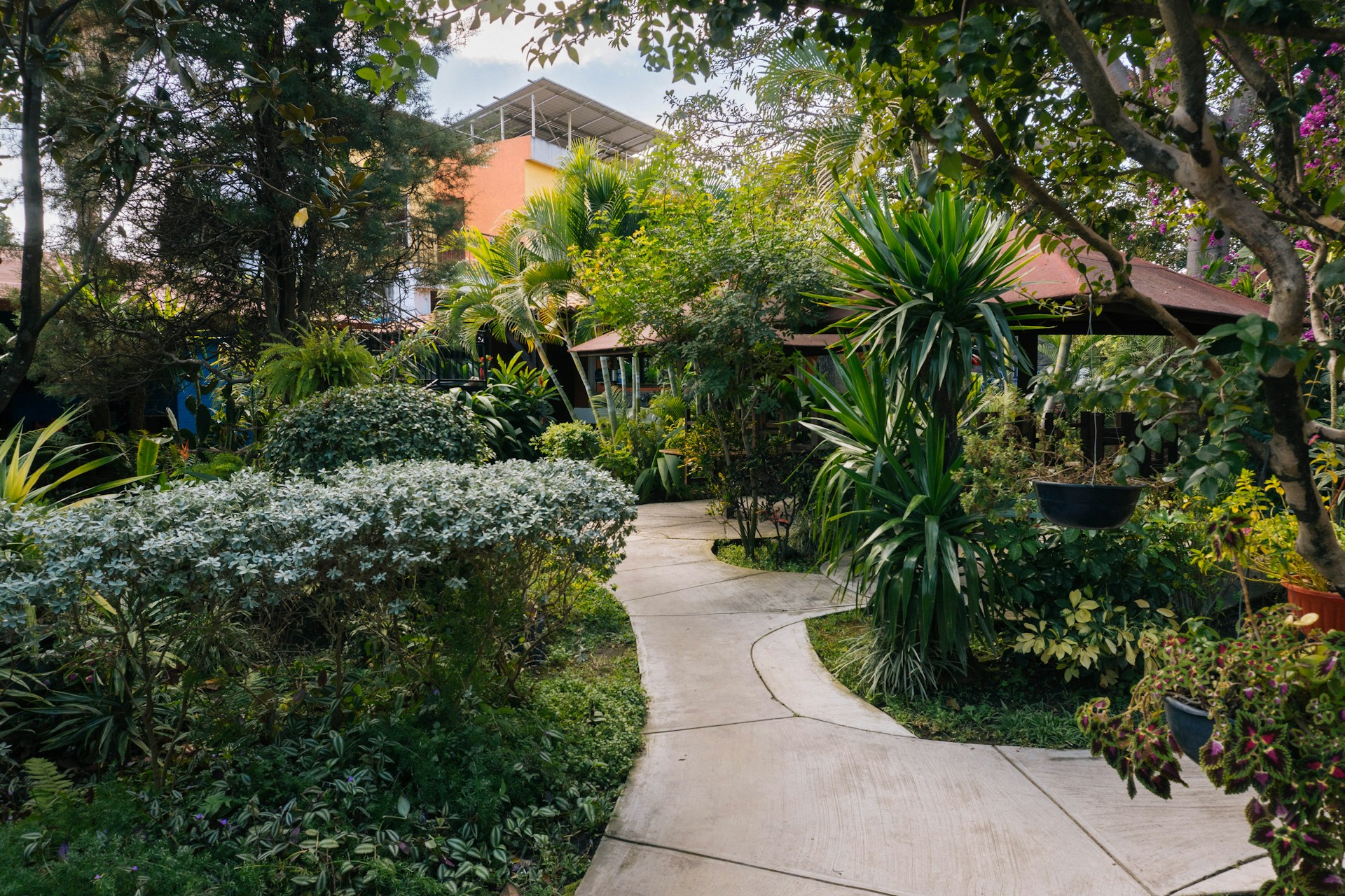 Designing Garden Brick Paths for Cool, Barefoot-Friendly Walkways