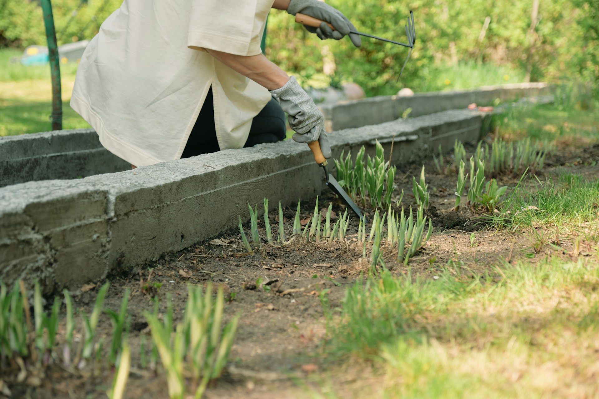 Mistakes Diyers Make with Concrete Garden Blocks in Hot Yards